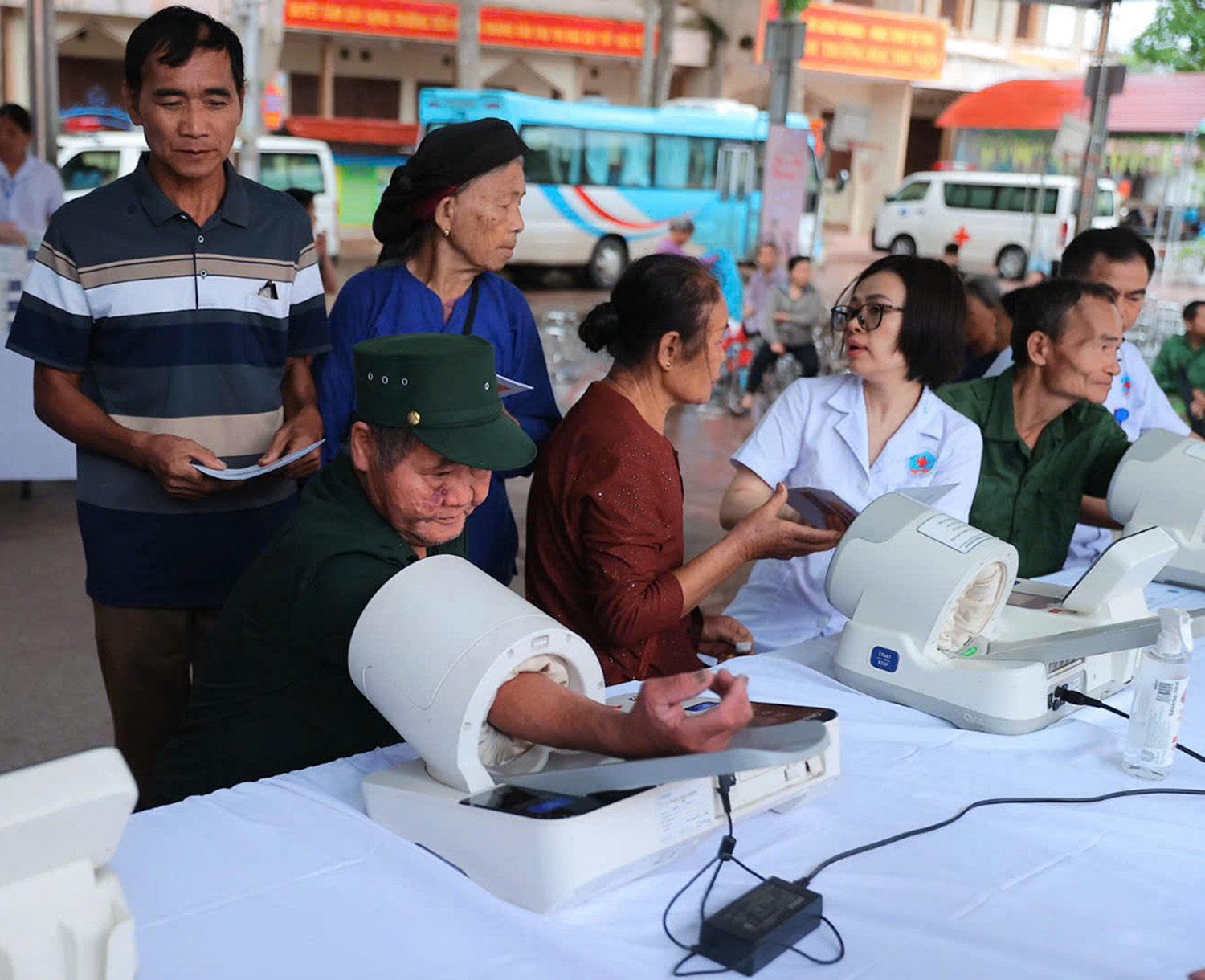 Quan tâm, chăm sóc sức khỏe người có công
